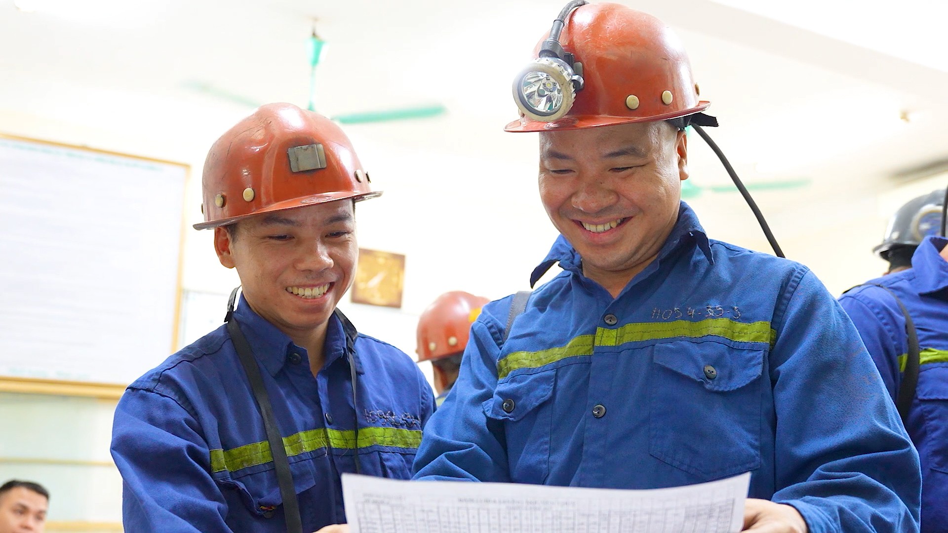 VIDEO Phóng sự Lý Văn Kính - Chàng thợ mỏ nhiều hoài bão. Sinh ra và lớn lên tại thôn Nà Khao - xã Phúc Lộc - huyện Ba Bể - tỉnh Bắc Kạn.